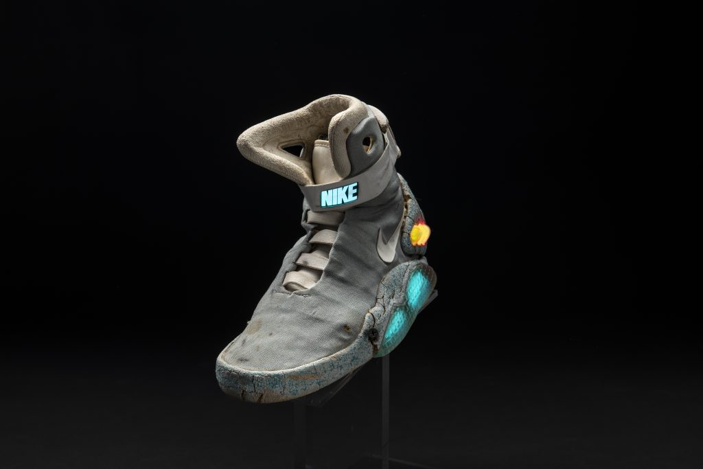 La scarpa Nike illuminata, vista 1